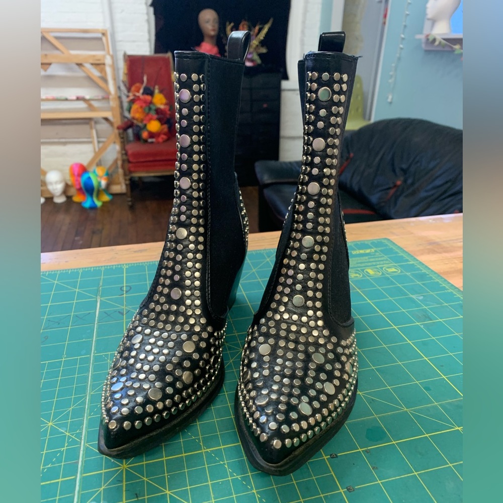 ⭐️ studded Chelsea ankle booties 38